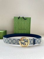 Gucci 宽度3.8Cm 这款宽版腰带饰有双G细节，交织字母图案配件令其更添魅力。这款配饰现已成为Gucci的高辨识度单品，一面采用Gg Supreme帆布，
