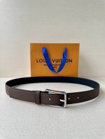 3.0宽 Pont Neuf Slim 腰带以深邃皮革塑造纤巧构型，于端头压印路易威登巴黎标识，与 Lv 压纹束带圈共筑别致细节，成就又一日常造型佳选