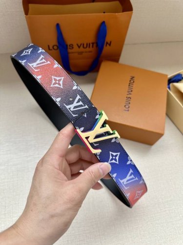 特 宽Lv Pyramide This Is Not Mng 双面腰带令 Monogram 图案沉入朦胧意境，反面衔接做旧光滑牛皮革，一展艺术气息。Lv Pyr