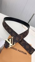 Lv Initiales 40号腰带新推出的Monogram双面版本，搭配银色润饰的带扣，采用男士时装秀的Monogram Macassar皮件系列相同的流行元
