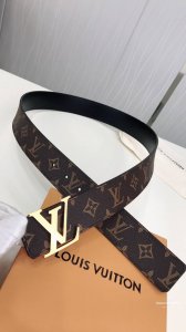 Lv Initiales 40号腰带新推出的Monogram双面版本，搭配银色润饰的带扣，采用男士时装秀的Monogram Macassar皮件系列相同的流行元