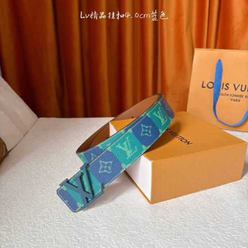 Lv Initiales College Monogram Heritage 可翻转腰带一出现便给人留下了深刻印象。在带有Monogram涂层帆布一侧的带子上，