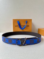特 4.0宽 本款 Lv Initiales 双面腰带瞩目亮相路易威登 2025春夏男装秀场，以鲜明 Damier Pop 帆布和内敛牛皮革巧妙分饰两面，点缀