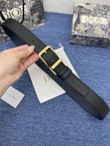 迪奥550 3.5Cm。特 这款 Montaigne Avenue 腰带从同名手袋汲取灵感，采用黑色光滑 牛皮革精心制作，质感柔软，设计优雅，饰以富有光泽的新款
