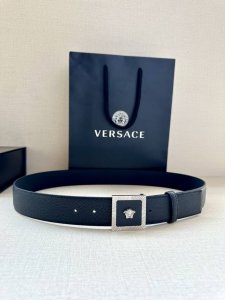 宽度4.0Cm Versace 范思哲 此款柔软的皮带饰3D美杜莎腰带扣，可搭配正装或休闲牛仔装。