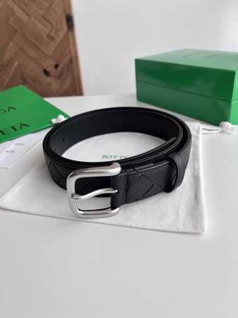 Bv 2025最新款男士编织腰带 纯手工Intreccio大格子编织 意大利荔枝纹小牛皮搭配微复古银色针扣 扁针扁孔设计 可活动皮圈 宽度35Mm 颜色: 黑色 - 点击图像关闭