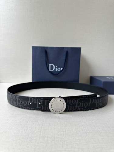 宽度3.5Cm 这款 Dior Charm 腰带扣是夏季男装系列新品，采用不锈钢真空电镀菱饰面精心设计，重新演绎经典的 Dior 标志。可与各式 35 毫米腰带