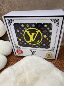 品名：Lv..路易..威登原单 材质：原单牛皮腰带 百分百头层牛皮腰带保证真皮，24K纯钢扣，专柜原单品质、做工精细，时尚大牌，送人自用首选 包