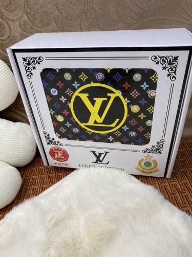品名：Lv..路易..威登原单 材质：原单牛皮腰带 百分百头层牛皮腰带保证真皮，24K纯钢扣，专柜原单品质、做工精细，时尚大牌，送人自用首选 包
