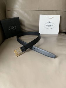 特P210 Prada （普拉达）专柜新款 男士商务休闲腰带 宽3.5Cm Saffiano牛皮底部光滑牛皮 五金抛光钢质带扣采用简约外形镂空字母设计，其上以P