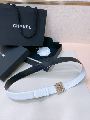 Chanel 24C 小牛皮、金属 与琉璃珍珠 金与珍珠白 Logo搭扣 手感柔软 细腻3.0Cm 码数75- -100