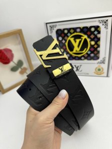 品名：LV..路易..威登原单 材质：原单牛皮腰带 百分百头层牛皮腰带保证真皮，24K纯钢扣，专柜原单品质、做工精细，时尚大牌，送人自用首选 包装： 请认准如图