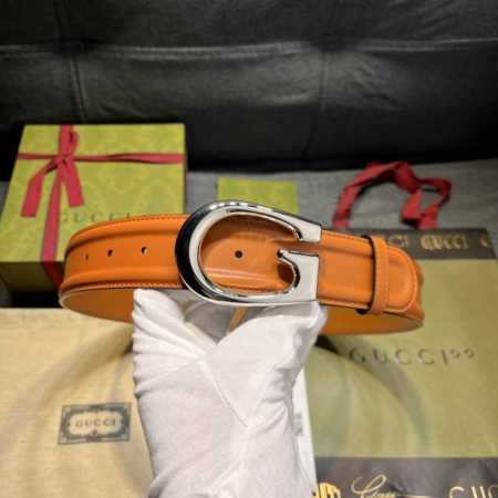 古奇 ，宽4.0Cm，这款男士腰带采用精致的黑色皮革呈现。亮色调g搭扣展现整款设计的突出亮点，为单品注入优雅的品牌标识内涵 - 点击图像关闭