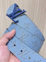 当季新款 4.0宽 双面腰带是对经典风格的最新诠释 现在以向House代码致敬的纹理装饰 带扣是一对首字母缩写 在泥土色调的调色板上闪闪发光 表带一侧是纯色皮革