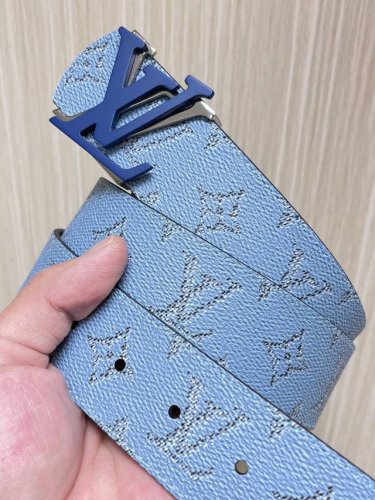 当季新款 4.0宽 双面腰带是对经典风格的最新诠释 现在以向House代码致敬的纹理装饰 带扣是一对首字母缩写 在泥土色调的调色板上闪闪发光 表带一侧是纯色皮革