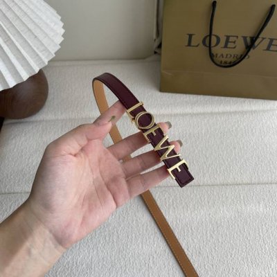 特 罗意威新款光滑牛皮革腰带，饰以金属Loewe标志，宽1.5Cm，五孔调节。颜色：酒红色