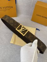 特 男装艺术总监 Virgil Abloh 为自己设计的 Lv Pyramide 搭扣增添简明框架，令 Lv Pyramide Frame 4.0宽腰带成为品牌