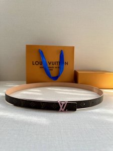 2.0宽 本款 Lv Iconic 双面腰带以纤细剪裁迎接新季 搭配标志性 Iconic 搭扣 无论展现 Monogram Reverse 帆布或素雅牛皮革 均