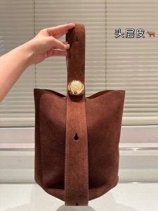 这只麂皮Pebble的质感太绝惹④好品味代表词时髦精们 这只大号Pebble麂皮的质感真的无敌好 小个子女生的我背起来也毫不费力 时髦感满满 银扣和麂皮和谐感