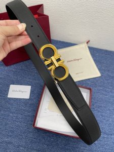 品牌 菲拉.格慕 3.5Cm. DDD 描述 这款皮带采用天然粒纹皮革材质，颇具都市风范，细节充满动感。同色调金属Gancini扣饰带有撞色衬里，为其增添时髦气