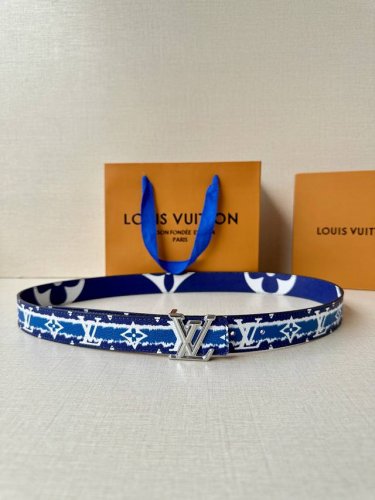 特P160 3.0宽 Lv Line 双面腰带以 Monogram Eclipse Reverse 帆布和牛皮革展露潮流气息，并将相同色彩理念延续至边染 与当季