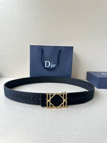 Dior 宽度3.5Cm 这款不锈钢金属腰带扣、是季节男装系列新品，展现 Dior 经典的藤格纹图案。可与各式35毫米腰带搭配，彰显经典风格。