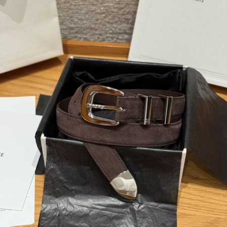 Western 中号25毫米皮带 这款采用麂皮牛皮革 牛皮革衬里，中腰，金色饰面，西部风格搭扣，2个金属环扣1个金属尖头装饰，第一个圆环底部镌刻品牌标识. 宽度 - 点击图像关闭