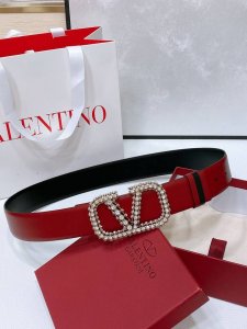 黄铜Vlogo Signature搭扣 -外层金属质感小牛皮 -内部亮面小牛皮 -宽度：4厘米 Vlogo Signature可双面佩戴小牛皮腰带