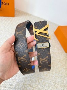 品名： Lv..路易..威登腰带皮带原单 型号：挂扣，经典纯钢材质挂扣，头层牛皮，图片实物拍摄 材料：头层牛皮，挂扣系列，纯钢材质扣头，钯镀电镀工艺永不掉色。原