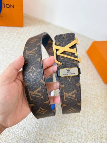 品名： Lv..路易..威登腰带皮带原单 型号：挂扣，经典纯钢材质挂扣，头层牛皮，图片实物拍摄 材料：头层牛皮，挂扣系列，纯钢材质扣头，钯镀电镀工艺永不掉色。原