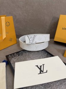 特 4Lv男士新款皮带寬度4Cm 訂製帆布面料飾有全新的圖案效果 颜色纯正 衬托進口小牛皮配色底 搭配精緻的字母搭扣 手感极佳