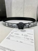特 宽度4.0Cm Versace范思哲此款Palazzo腰带采用牛皮革面料制作，并饰有Le Pop Classique图案印花和标志性的美杜莎五金配件。