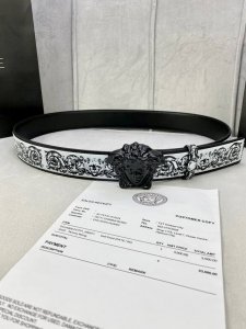 特 宽度4.0Cm Versace范思哲此款Palazzo腰带采用牛皮革面料制作，并饰有Le Pop Classique图案印花和标志性的美杜莎五金配件。