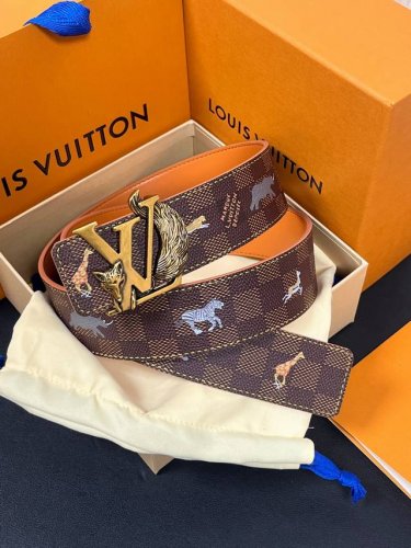 本款 Lv Initiales 40 毫米双面腰带以电影叙事为灵感，气质颇具神秘魅力。Damier 格纹一侧点缀奇趣动物插画，这些图案最初只出现于为电影 穿越大