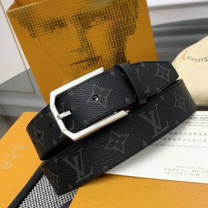 宽度3.5Cm 银色 Heritage 腰带选取粒面和光滑皮革，以拉丝不锈钢金属弧形搭扣彰显优雅格调。Lv 饰针点缀末端，与正式着装搭配相宜
