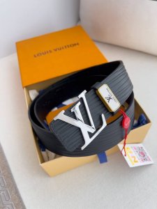 品名： Lv..路易..威登腰带皮带原单 型号：挂扣，经典纯钢材质挂扣，头层牛皮，图片实物拍摄 材料：头层牛皮，挂扣系列，纯钢材质扣头，钯镀电镀工艺永不掉色。原