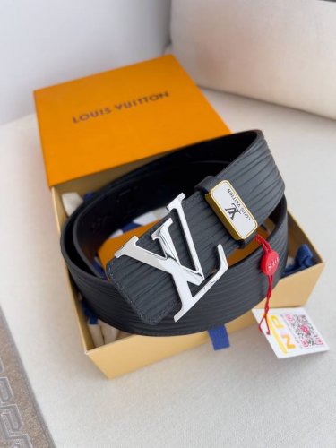 品名： Lv..路易..威登腰带皮带原单 型号：挂扣，经典纯钢材质挂扣，头层牛皮，图片实物拍摄 材料：头层牛皮，挂扣系列，纯钢材质扣头，钯镀电镀工艺永不掉色。原