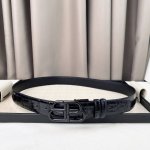 Alenciaga Bb 窄版腰带 这款Bb 版腰带来自Balenci设计细节 正面扣 双面佩戴 可裁剪款式 打孔式细节3.5Cm