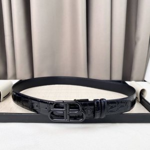 Alenciaga Bb 窄版腰带 这款Bb 版腰带来自Balenci设计细节 正面扣 双面佩戴 可裁剪款式 打孔式细节3.5Cm