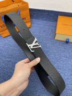 品牌Lv 4.0Cm 描述这款饰有Lv带扣的腰带配以水牛皮衬里，覆以Monogram 牛皮。展现细腻的品牌特质，是牛仔裤的理想配件 Lv字母带扣 Monogra