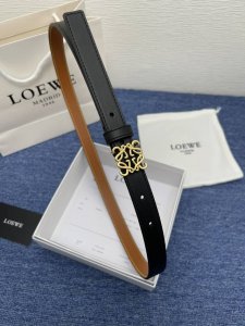 品牌罗意威 描述经典系列新品腰带，采用小牛皮材质，完美搭配手工车线，两款经典配色，可搭配商务西装或更为休闲的造型。腰带为法国尺寸，请在购买前参阅腰带尺寸指南.