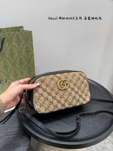 礼盒包装 尺寸26.17 酷奇Gucci Marmont 相机包 Gg 杏色帆布小花Logo 膨膨的包型好像小泡芙一样太可爱啦！ 好想一直Rua它 柔软造型和超