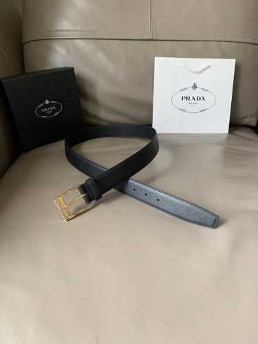 特P210 Prada （普拉达）专柜新款 男士商务休闲腰带 宽3.5Cm Saffiano牛皮底部光滑牛皮 五金抛光钢质带扣采用简约外形镂空字母设计，其上以P