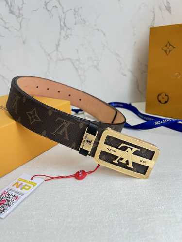 品名： Lv..路易..威登腰带皮带原单 型号：挂扣，经典纯钢材质镂空挂扣，头层牛皮，图片实物拍摄 材料：头层牛皮，挂扣系列，纯钢材质扣头，钯镀电镀工艺永不掉色