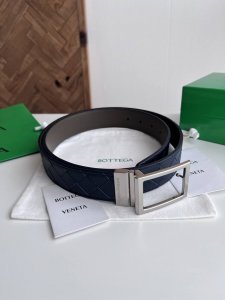 Bv 2025新款男士编织腰带 双面用 纯手工Intreccio大格子编织 双面意大利小牛皮搭配微复古银色可旋转方形扣 正面有标识 宽度35Mm 颜色: 深蓝色