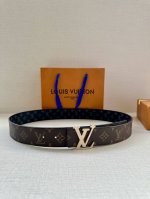 特 4.0宽 Lv Line 双面腰带以 Monogram Eclipse Reverse 帆布和牛皮革展露潮流气息，并将相同色彩理念延续至边染 与当季鞋履搭配