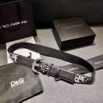 Dolce&Gabbana 全新软质小牛皮腰带，缀以个性化徽标搭扣。小牛皮腰带，搭配徽标装饰搭扣: 腰带宽度：40 Mm 镀钌金属搭扣 意大利制造 带面:牛皮革