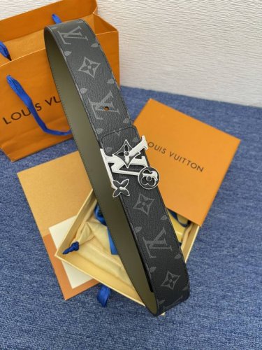 品牌Lv 4.0Cm 描述这款饰有Lv带扣的腰带配以水牛皮衬里，覆以Monogram 牛皮。展现细腻的品牌特质，是牛仔裤的理想配件 Lv字母带扣 Monogra