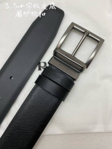 Prada 普拉达 专柜同款 男士休闲双面用腰带 宽3.5Cm 采用光滑双面头层小牛皮 采用简约外形设计，其上以Prada徽标装饰，勾勒精致细节，是Prada男