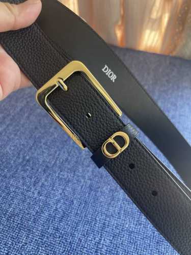 采用黑色粒面牛皮革精心制作，饰以镌刻有 Dior 的针扣和黑色金属覆层铜合金 Cd Icon 标志腰带环。款式高雅，可为各式正式造型提升格调。 针扣3．5厘米